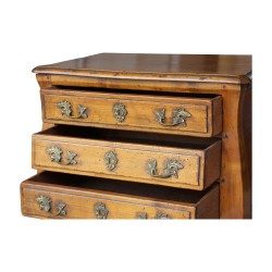 Ein Beistelltisch aus Kirschholz mit antiker Patina, signiert Mailfert. Drei Schubladen. Orleans.
